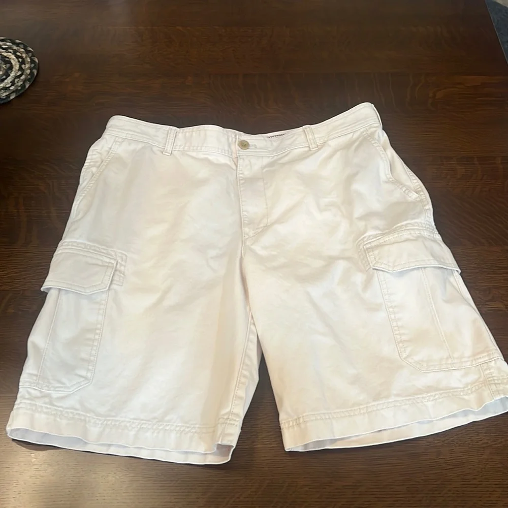 IZOD Men’s Cargo Shorts. Size 36. Light Tan.